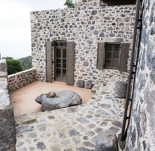 Feriehus Moustafa Stone House *